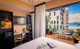 מלון בראון ביץ' האוס